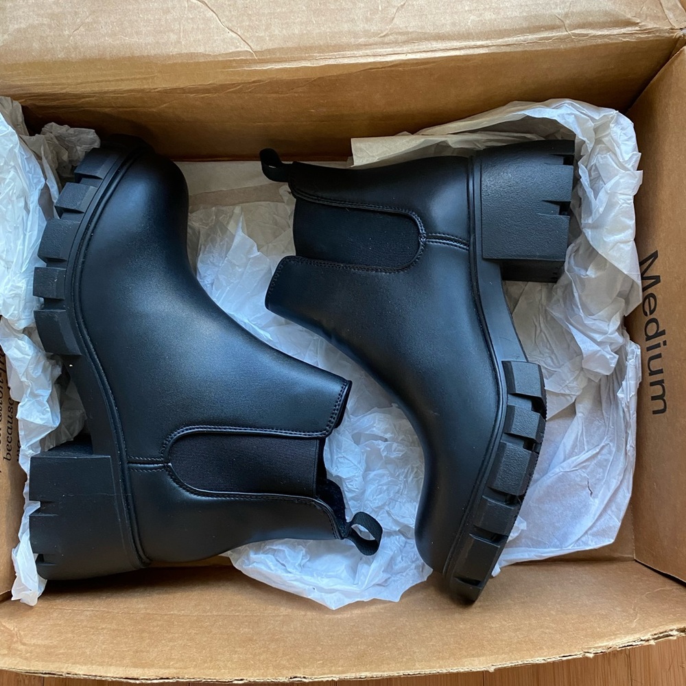 NEW W/out tags STEVE MADDEN ankle BOOTS utility stack heel thick sole slip on